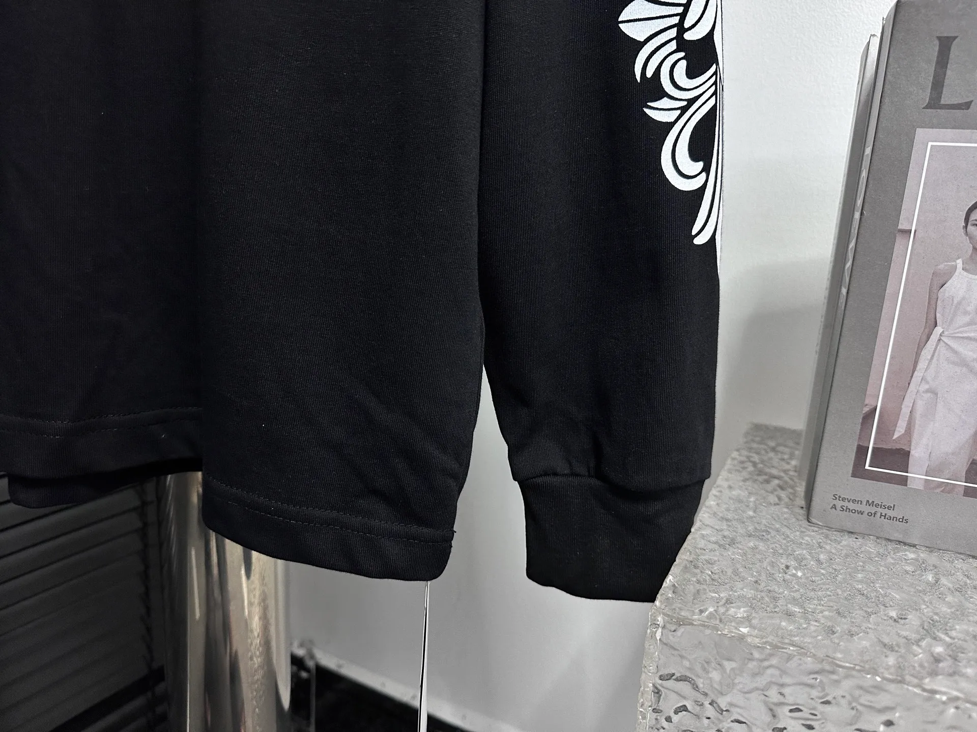 🅿️230 [Come Hearts] Crow Heart Graffiti Letters Limited Sanskrit Printed Long Sleeves, High Weight Threads on Collar and Cuffs, Custom Weaved and Dyed 280g Double Yarn Pure Cotton Fabric, Washed Anti-Counterfeiting Tags and other auxiliary labels are all correct versions, super conspicuous, super pretty, super stylish, same style for men and women! The overall upper body highlights fashion and individuality, and when worn together by a couple, it is a recommended T-shirt by the Street Ace!! Same style for men and women Size: XS-L